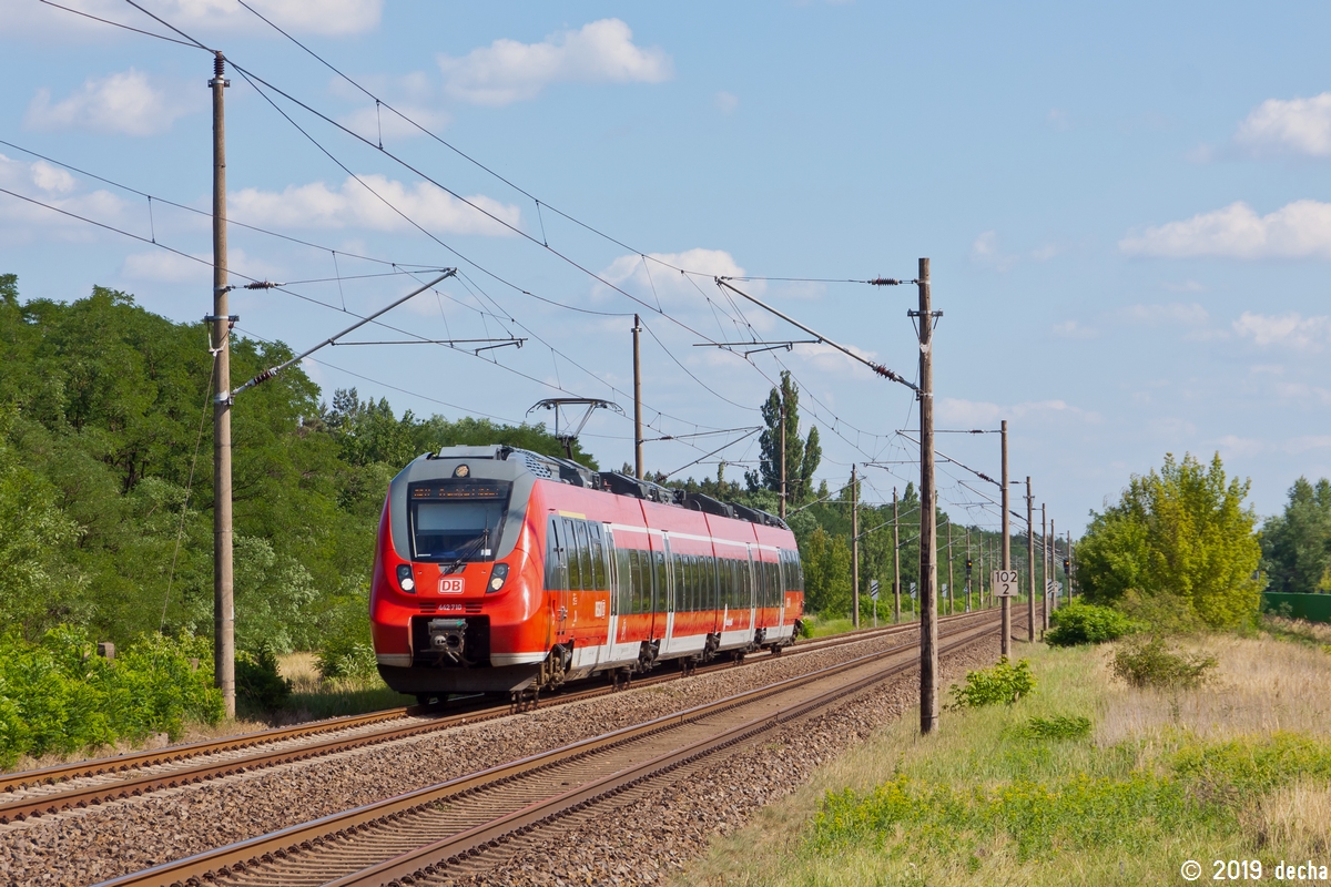 442 710