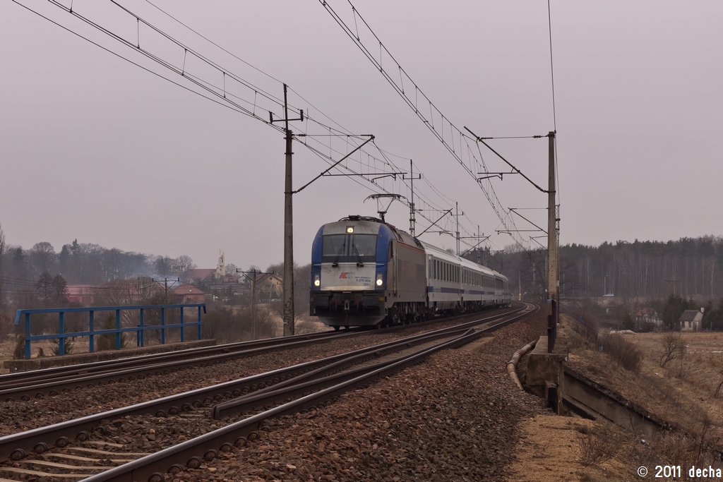5 370 003