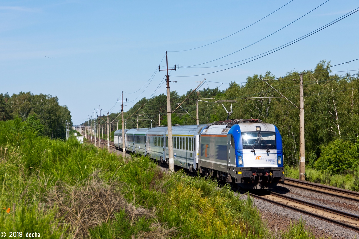 5 370 003