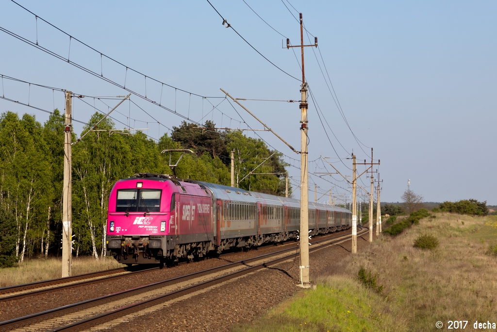 5 370 004