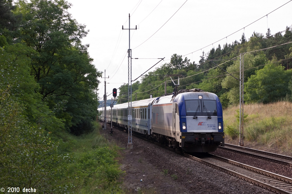 5 370 005