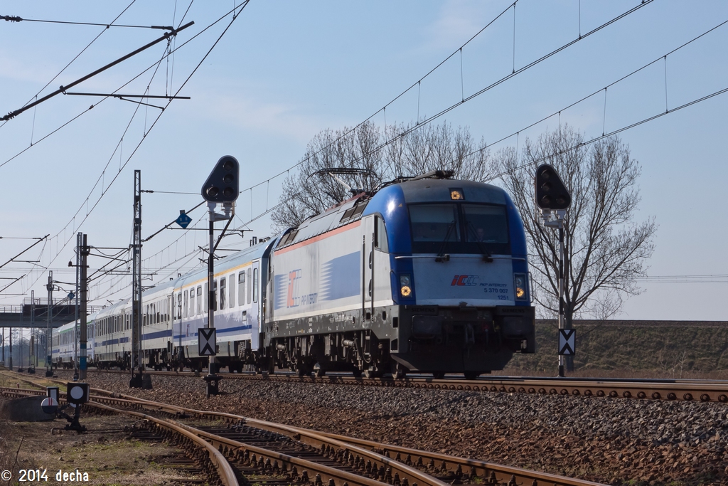5 370 007