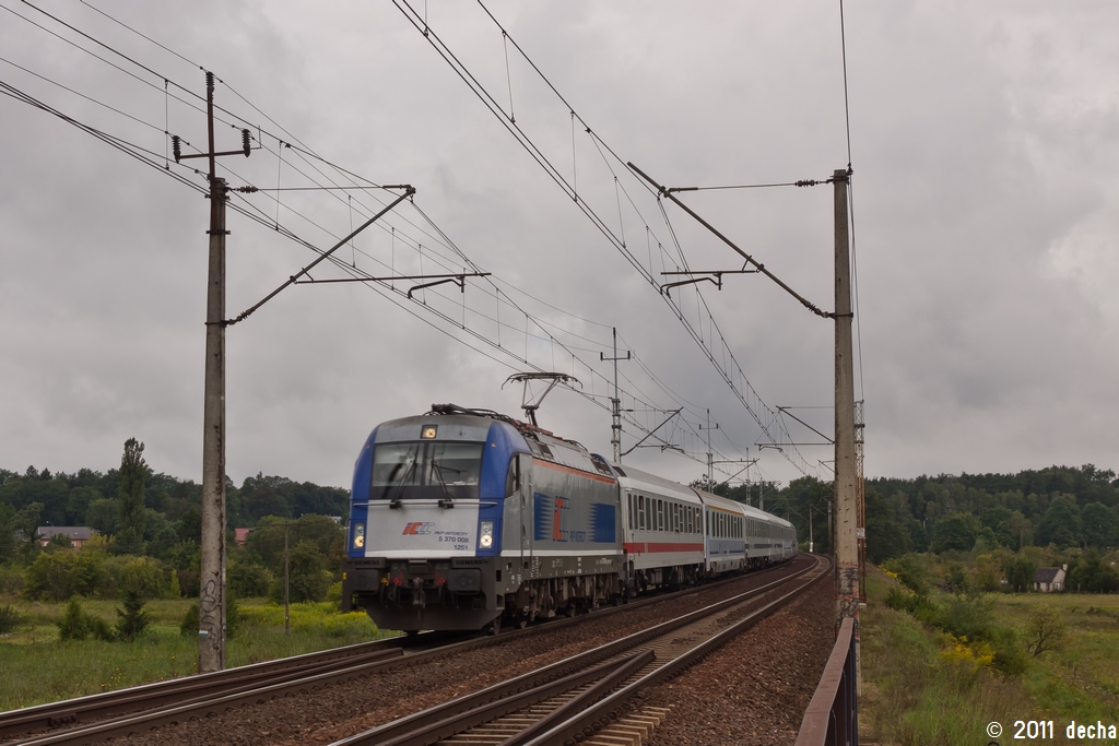 5 370 008